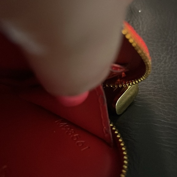 EUC Louis Vuitton Vernis Heart Coin Wallet - Picture 11 of 16